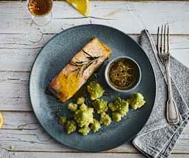 Salmone al vapore con salsa all'arancia e contorno di broccolo romano