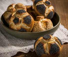 Bollos de espelta malteados con semillas de amapola y sésamo