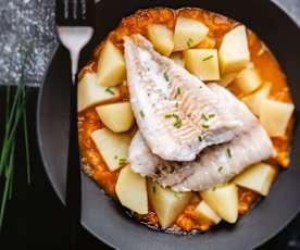 Merluza con patatas y salsa de tomate