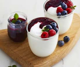 Mousse proteica con coulis ai frutti di bosco
