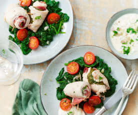 Roulés de dinde à la pancetta, épinards et sauce aux herbes