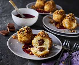 Schoko-Knödel mit Pflaumensauce und Kürbiskernen