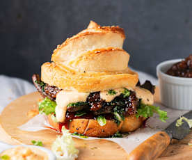 Pains à Burgers en forme de Croissant au Foie et avec Sauce au Fromage et Persil