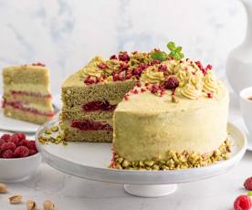 Tort pistacjowy z frużeliną malinową