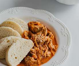 Jemný segedínský guláš s knedlíkem