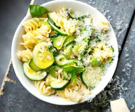 Pâtes aux courgettes, basilic et parmesan