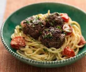 Spaghetti med kødboller af okse og oliven