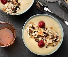 Smoothie bowl de piña, plátano y frambuesas para dos