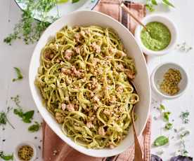 Tagliatelle com salmão salteado e pesto com pistácios