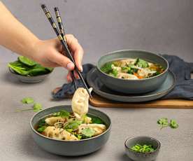 Zupa z pierożkami gyoza
