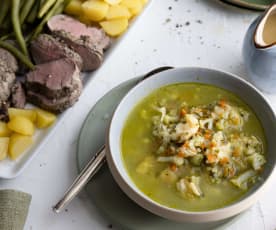 Sopa de coliflor con Knöpfli de parmesano, Filete de cerdo con salsa de pera y vegetales al vapor.