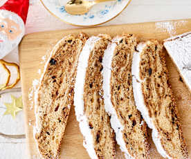 Pflaumen-Quark-Stollen