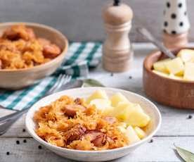 Bigos z kiełbasą i ziemniakami