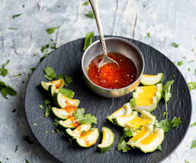 Medias lunas de calabacitas y huevo con salsa picante