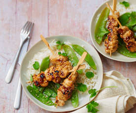 Brochettes de dinde yakitori, pois gourmands et riz