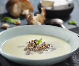 Hermelínová polévka se žampiónovou směsí