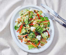 Römersalat mit Erdnuss-Sambal-Dressing und Mozzarellabällchen