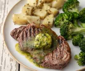 Bistecca di manzo con burro alle erbe, patate al rosmarino e broccoli