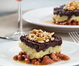 Timbal de morcilla con judías pintas