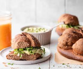 Desayuno: Panecillo de espelta integral con crema de aguacate y huevo. Zumo de frutas.