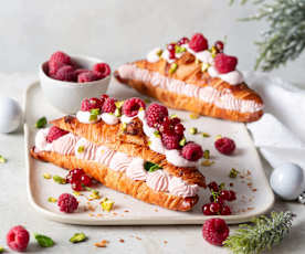 Croissants rellenos de nata con coulis de fresas