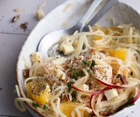 Spaghetti di mele in insalata con dressing agrumato