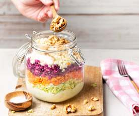 Ensalada coleslaw con huevo y lombarda para llevar