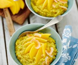 Kurkuma-Kokos-Porridge mit Mango