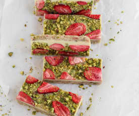 Sugar-free strawberry pistachio slice