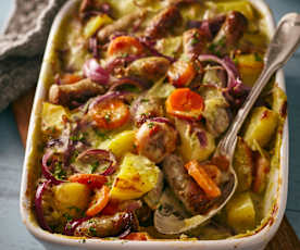 Kartoffel-Möhren-Auflauf mit Würstchen und Kräuter-Käse-Sauce