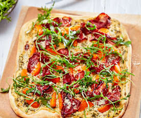 Flammkuchen mit Aprikosen, Serranoschinken und Rucola