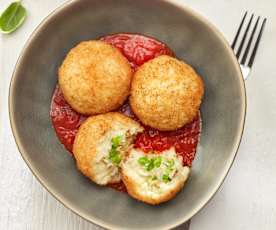 Safranreisbällchen auf Tomatensauce