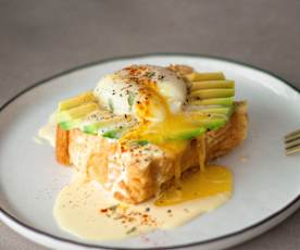 Huevos benedict con aguacate y holandesa de azafrán