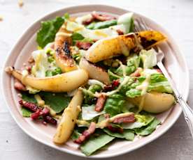 Salade de poires et de bacon avec une vinaigrette à la moutarde