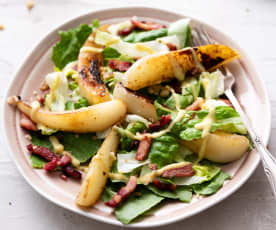 Salade van peer en spek met mosterddressing