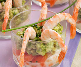 Vasitos de salmón, gambas, aguacate y queso fresco