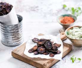 Chipsy z fioletowych ziemniaków z dipem pietruszkowym