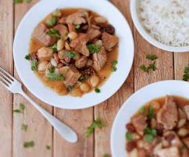 Sauté de filet mignon aux petits oignons vinaigrés, sirop d'érable et raisin secs