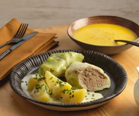 Karotten-Pastinaken-Suppe; Krautrouladen mit Erdäpfeln und Weißweinsauce