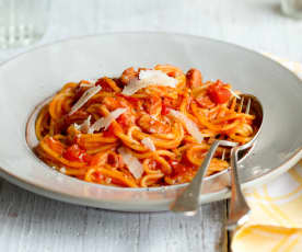 Spaghetti an Tomaten-Speck-Sauce