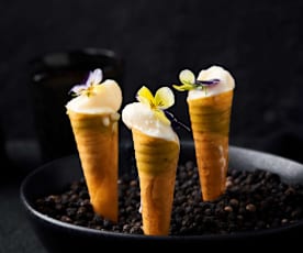 Mini cornets de pâte filo à la mousse de maquereau, crème d'avocat et glace au gingembre et au citron vert