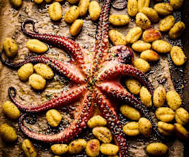 Pulpo asado con ñoquis y pimientos en mojo verde