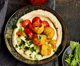 Falafel-Hummus-Bowl mit Aprikosen-Chili-Sauce
