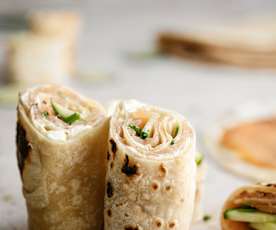 Tortillas mit Räucherlachs und Gurken