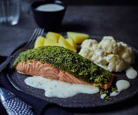 Lachsfilet mit Petersilienkruste und Dampfkartoffeln