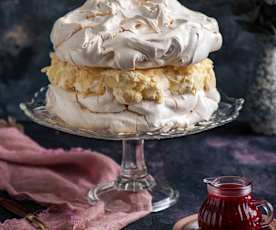 Tort bezowy z kremem budyniowym i sosem malinowym