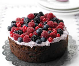 Bolo de chocolate sem farinha com frutos silvestres