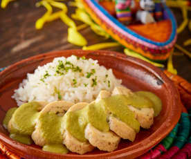 Pechugas rellenas en pipián de cacahuate