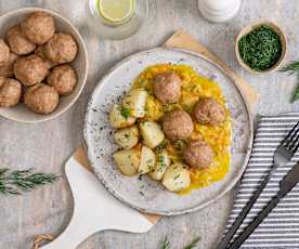 Klopsiki z indyka i boczku; Młode ziemniaki; Duszona młoda kapusta