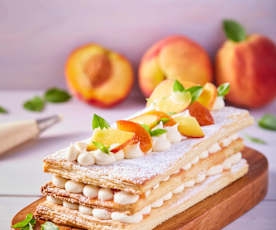 Mil hojas con crema de queso y duraznos